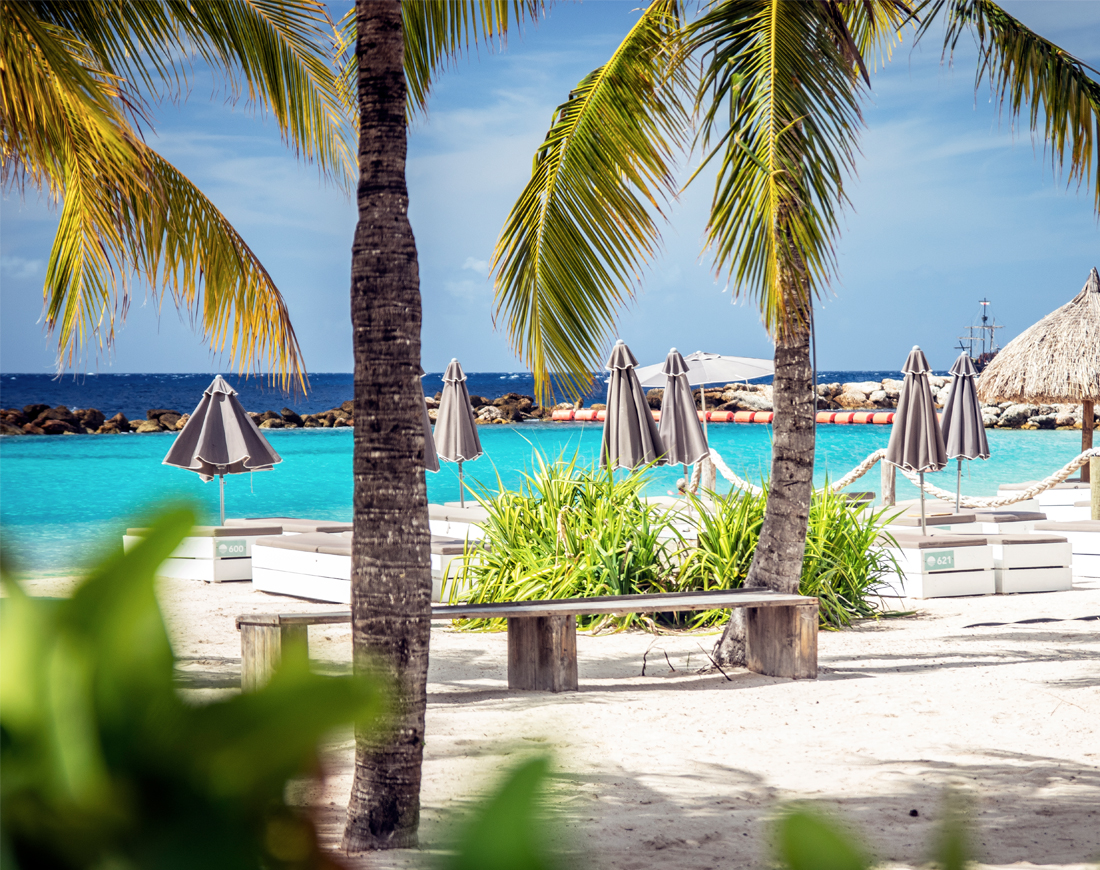 Helderblauwe zee en strand nabij Jan Thiel